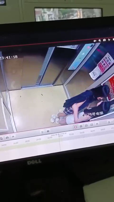 女同在电梯里接吻，是真拉拉无疑了